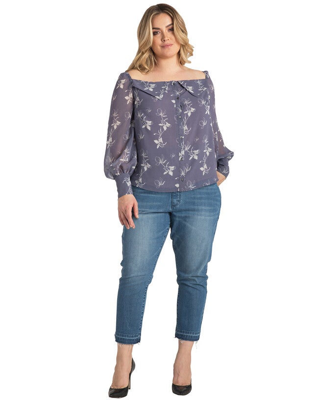 Plus Size Womens Light Wash Unraveled Hem Cropped Premium Jeans, , alternate image number null